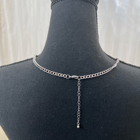 Very modern silver fringe necklace with crystal accent new with no tags - Picture 5 of 6